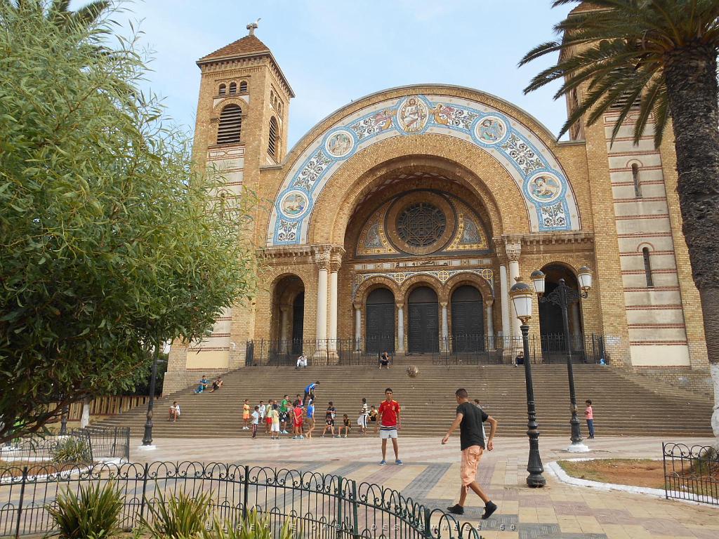 56-1-Cathedrale d'Oran devenue bibliotheque.JPG -           